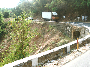 Short curve on the way to Coonoor